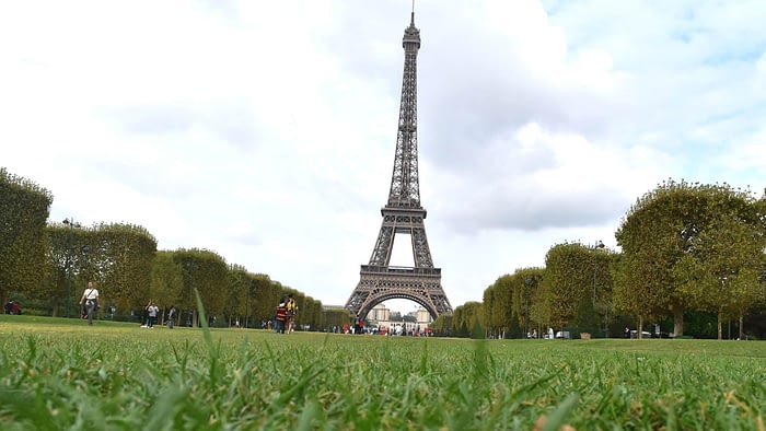 Eiffel tower Zoom background